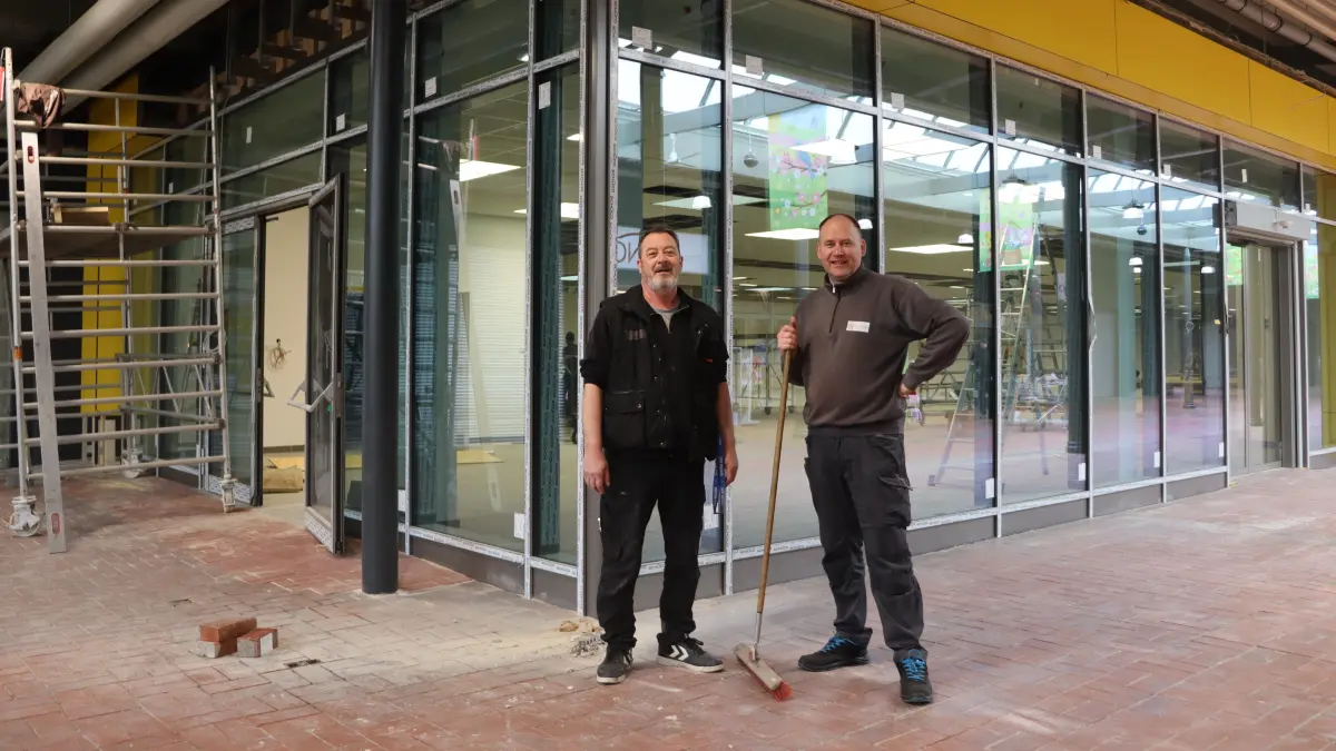 Es geht voran: Vor dem neuen Discounter, der im April öffnet, sind Jörg Schulze von der Haustechnik und Ronny Mebel von der Reinigung im Einsatz. In den Geschäftsräumen laufen noch Renovierungsarbeiten.