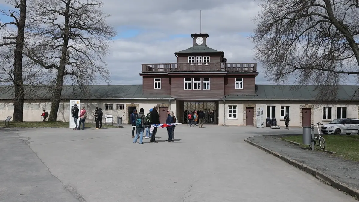 Gedenkstätte Buchenwald: ARCHIV - 06.04.2025, Thüringen, Weimar: Das ehemalige Lagertor des Konzentrationslagers Buchenwald. (zu dpa: «Weimar lehnt propalästinensischen Protest in Buchenwald ab») Foto: Bodo Schackow/dpa +++ dpa-Bildfunk +++