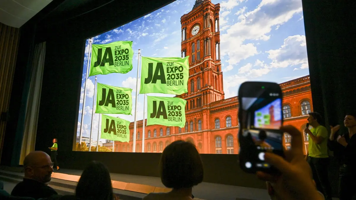 Kampagne zur Expo 2035 in Berlin: 25.03.2026, Berlin: Das Logo bei der Vorstellung der Kampagne zur Bewerbung für eine Weltausstellung „Ja zur Expo 2035 Berlin“ des Vereins Global Goals im Kino International. Foto: Jens Kalaene/dpa +++ dpa-Bildfunk +++