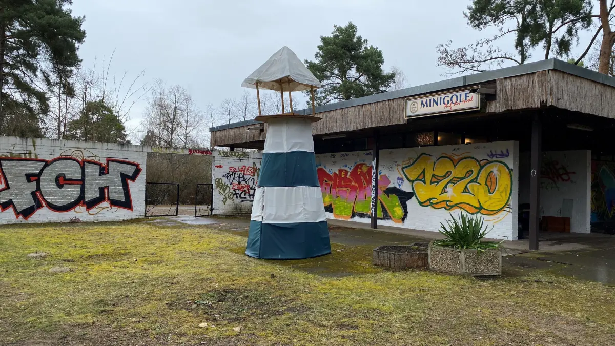 Hier soll ab Freitag wieder Leben einziehen: auf der ehemaligen Minigolfanlage auf der Insel in Eisenhüttenstadt