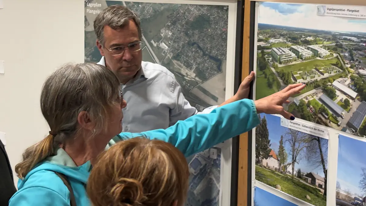 Informationsveranstaltung der ZAE Projekt GmbH in der Turnhalle der Fred-Vogel-Grundschule zum geplanten Rechenzentrum in Vogelsdorf (Triftweg)
