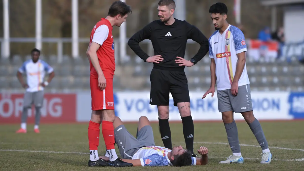 Fussball : Neuruppin, Fussball Brandenburgliga MSV Neuruppin - Einheit Bernau, Schiedsrichter Tino Stein bei Rafael Conrado Prudente am Boden, Achraf El Mhamdi r. beide MSV und Fritz Söllner
FOTO BENK 28.02.2026