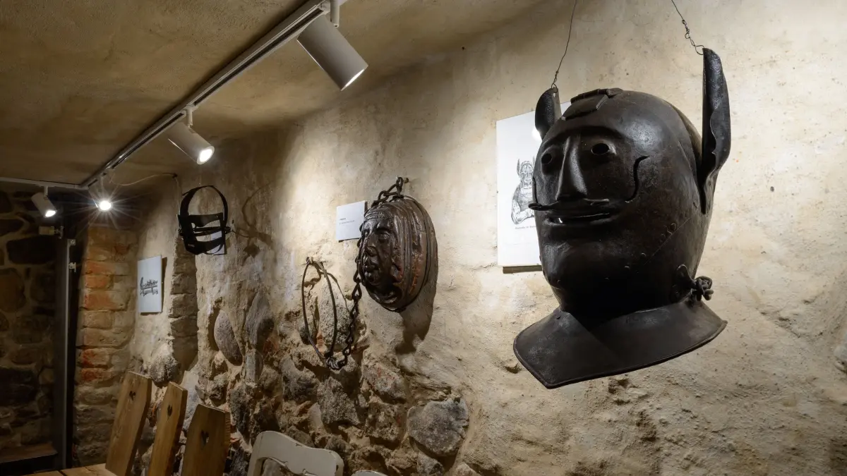 Bei der Führung durch das Museum im Henkerhaus wird natürlich auch im Keller Halt gemacht.