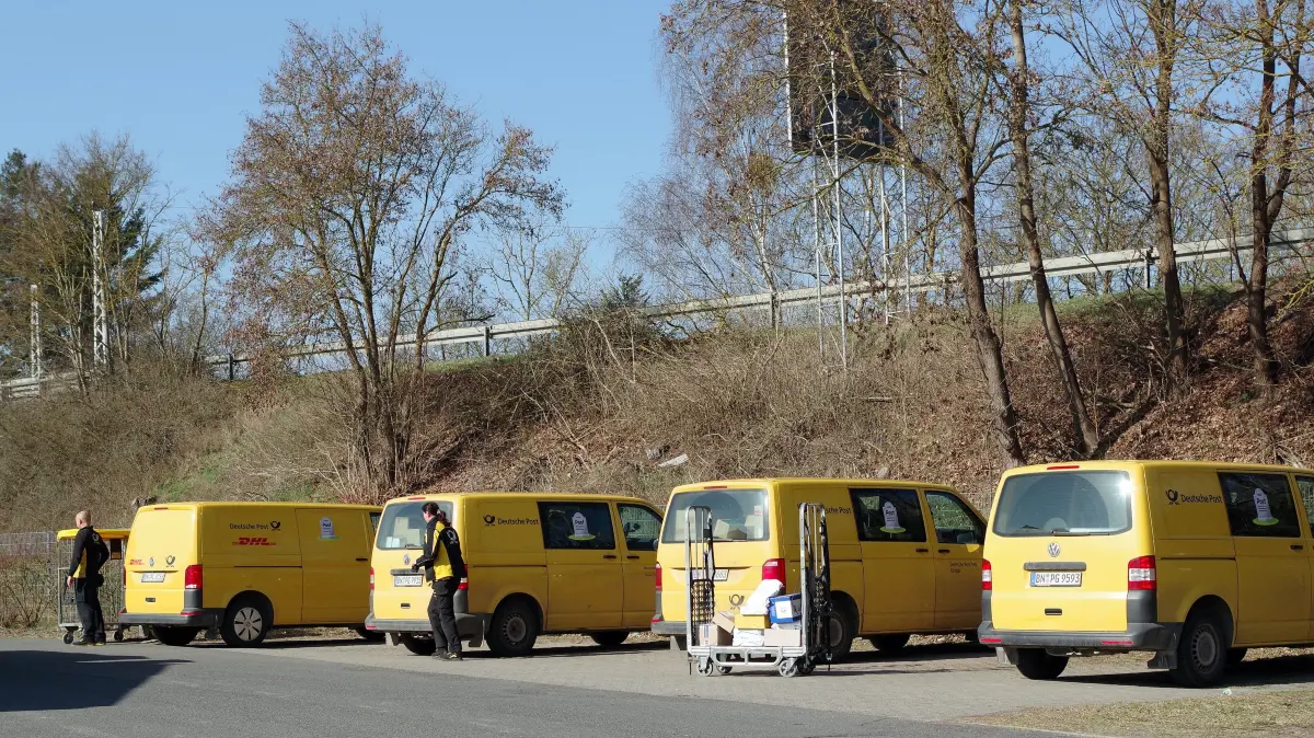 In Angermünde stehen die Postzusteller im Stützpunkt Angermünde bereit für ihre Touren. Doch die Deutsche Post schließt dieses Zustellzentrum. Das bedeutet weitere Wege.