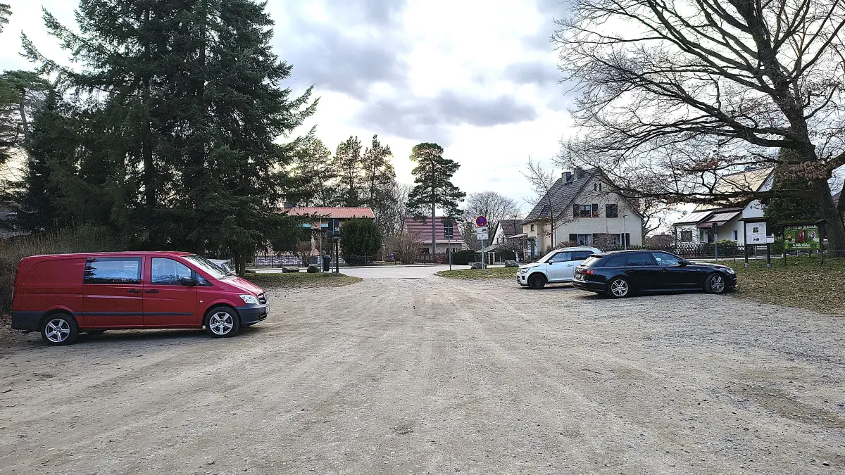 Der Parkplatz an der Badewiese in Altenhof am Mittwoch, 25. März. Noch deutet nicht allzuviel auf kommende Veränderungen hin.