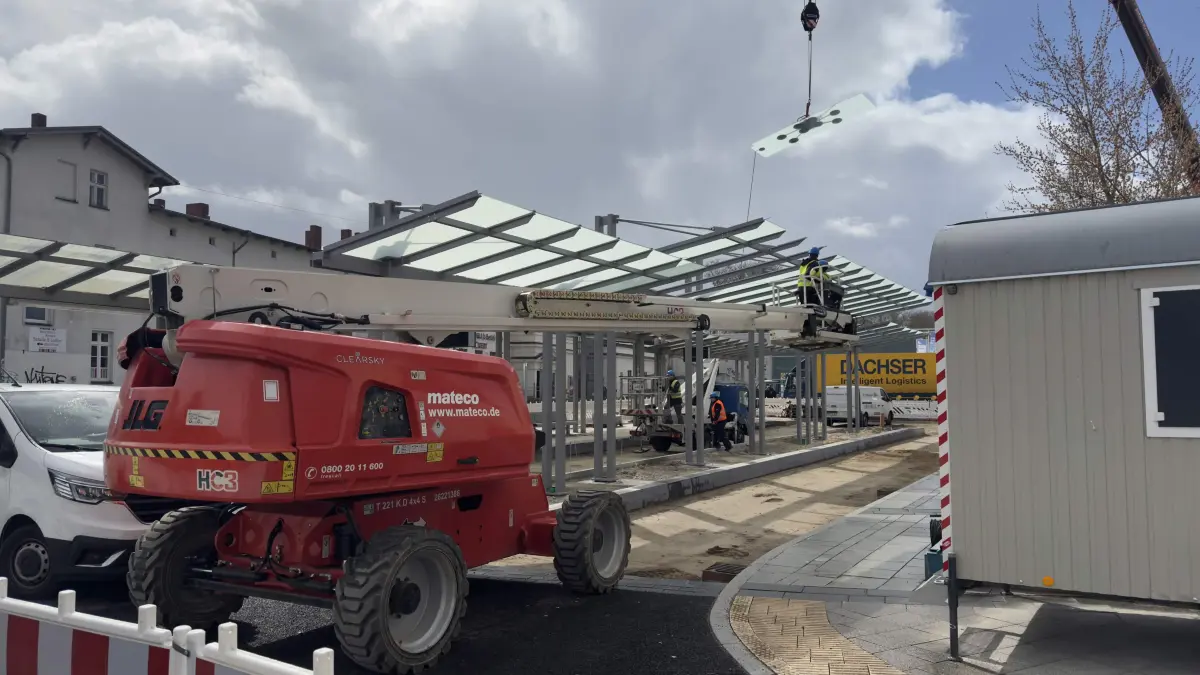 Montage der Haltestellenüberdachung am Bahnhof Bernau
