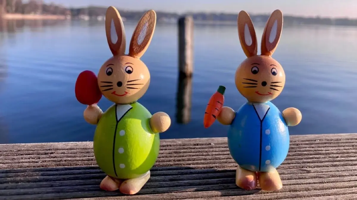 Ostern am Scharmützelsee: Fröhlich grüßen diese Osterhasen direkt vom Steg am beliebten Gewässer und freuen sich auf viele Besucher über die Feiertage.