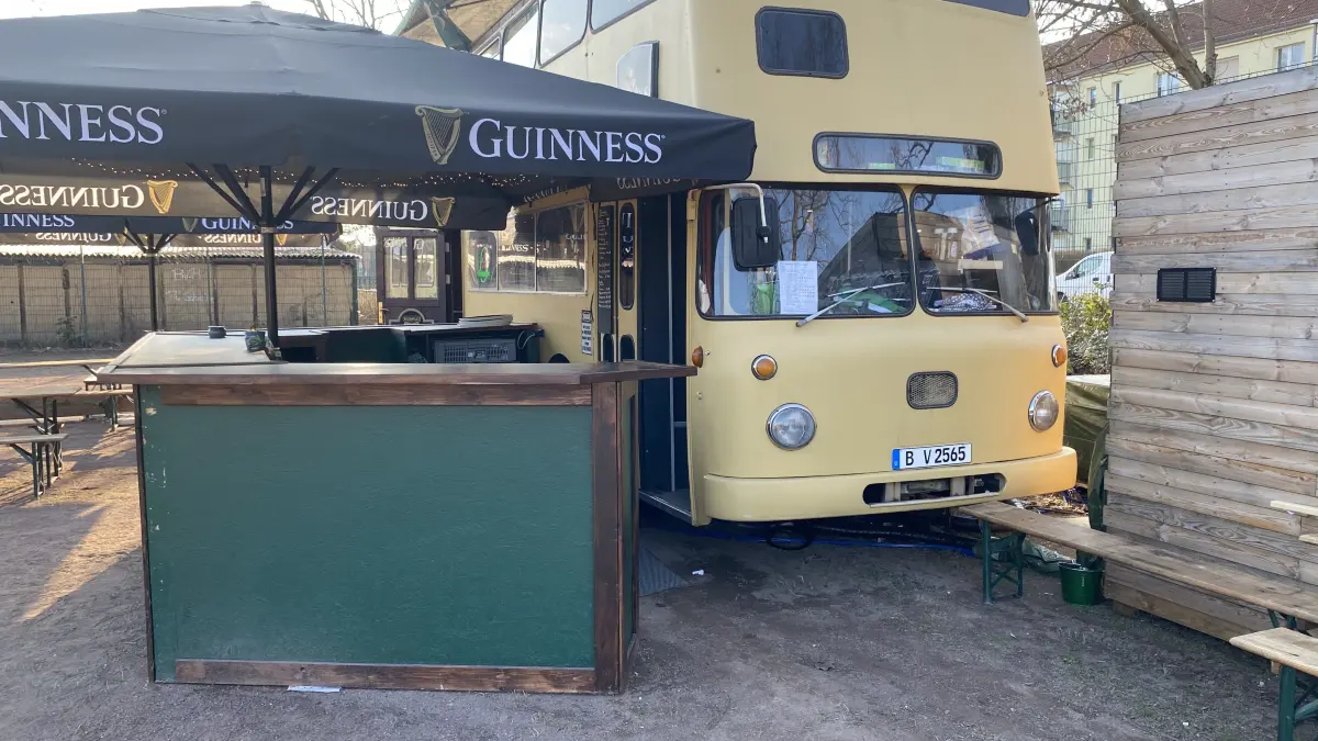Ein Doppeldecker als Kneipe: Irish Pub im Harbig-Stadion in Fürstenwalde.
