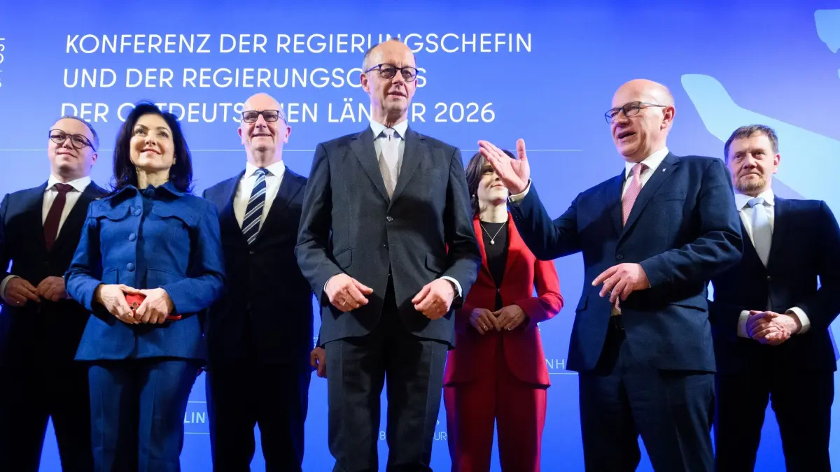 Ministerpräsidentenkonferenz Ost: 26.03.2026, Berlin: Mario Voigt (l-r, CDU), Ministerpräsident von Thüringen, Katherina Reiche (CDU), Bundesministerin für Wirtschaft und Energie, Dietmar Woidke (SPD), Ministerpräsident von Brandenburg, Bundeskanzler Friedrich Merz (CDU), Elisabeth Kaiser (SPD), Staatsministerin und Beauftragte der Bundesregierung für Ostdeutschland, Kai Wegner (CDU), Regierender Bürgermeister von Berlin, und Michael Kretschmer (CDU), Ministerpräsident von Sachsen, stehen bei der 56. Regionalkonferenz der Regierungschefin und der Regierungschefs der ostdeutschen Länder im Roten Rathaus für ein Gruppenbild zusammen. Das Land Berlin hatte am 01.12.2025 den Vorsitz der Ministerpräsidentenkonferenz-Ost (MPK-Ost) vom Freistaat Thüringen übernommen. (zu dpa: «Woidke: Bund muss mehr gegen Spritpreisanstieg tun») Foto: Bernd von Jutrczenka/dpa +++ dpa-Bildfunk +++