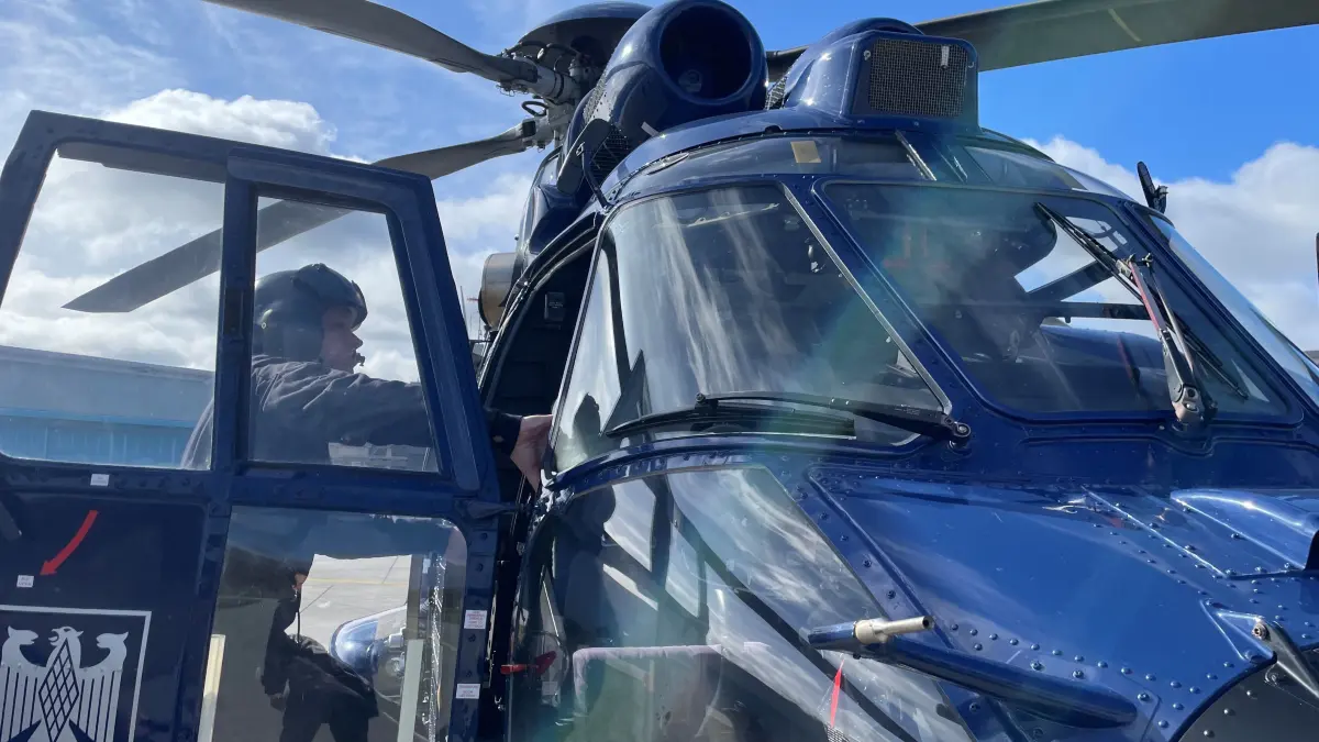 Ein Pilot der Bundespolizei steigt in einen Helikopter. Am Standort Blumberg trainiert die Fliegerstaffel das Bekämpfen von Waldbränden. So verlief die Übung.