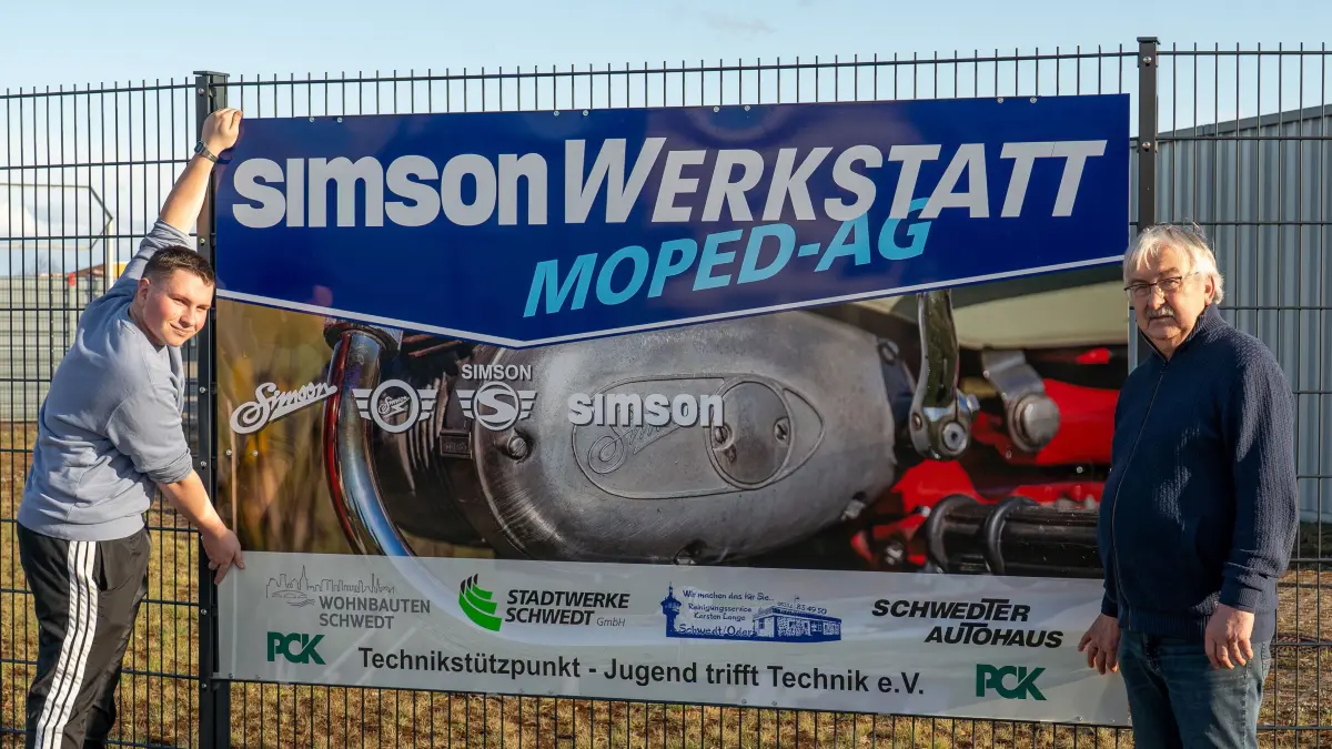 Simson Werkstatt: Ein neues Banner an der Zufahrt macht schon von weitem gut sichtbar auf die Simson-Werkstatt der Moped-AG aufmerksam.