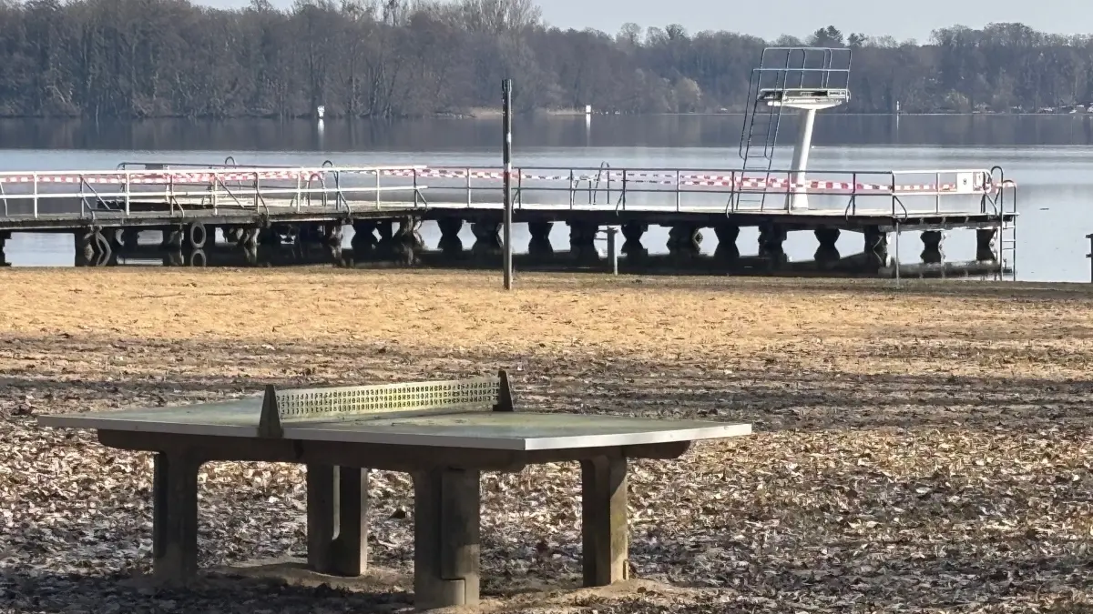 Mit rot-weißem Flatterband sind die Stege im Jahnbad Neuruppin gesperrt worden. Sie sind gefährlich marode und die Reparaturen verschlingen Unsummen. Also ist ein neuer Steg vorgesehen. Der kostet allerdings 1,33 Millionen Euro. Viel Geld für den Badespaß.