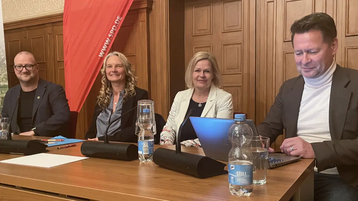 Veranstaltung zum Thema Katastrophenschutz - Rathaus Birkenwerder - von links: Stephan Zimniok (Bürgermeister Birkenwerder) Katja Hermann (Dezernentin Oberhavel) Nancy Faeser (MdB, Ex-Innenministerin) Steffen Apelt (Bürgermeister Hohen Neuendorf)