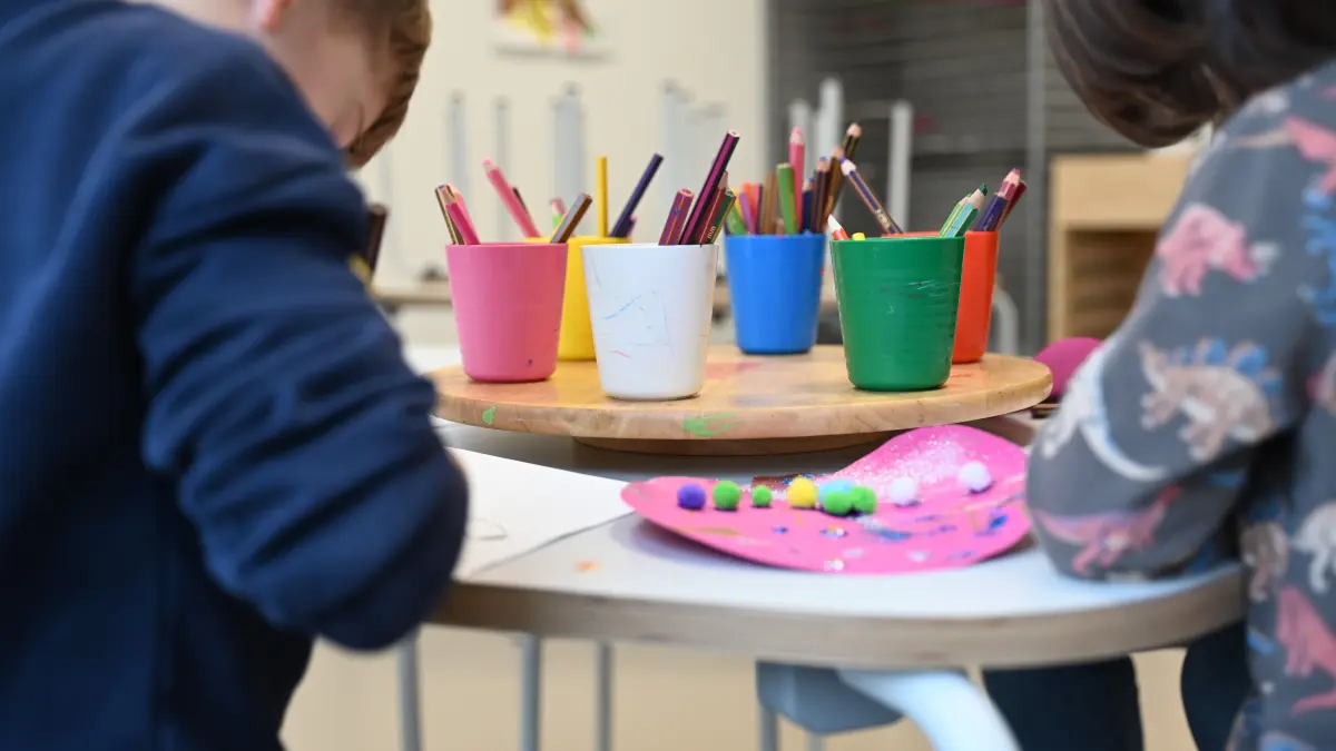 Kinder basteln gemeinsam in einer Kindertagesstätte. Die geplante Reform des Kinderbildungsgesetzes (Kibiz) wird die frühkindliche Bildung in Nordrhein-Westfalen nach Überzeugung der Freien Wohlfahrtspflege verschlechtern. (zu dpa: ««Warnsignal mit Blaulicht»: Scharfe Kritik an Kita-Plänen») +++ dpa-Bildfunk +++