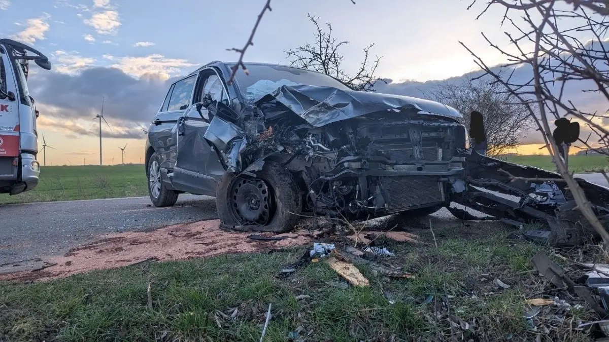 Zwischen Lüdersdorf und Biesdorf, beides Ortsteile der Stadt Wriezen, ist ein VW gegen ein Baum gekracht. Die Person im Auto wurde dabei verletzt, konnte sich aber selbstständig aus dem Fahrzeug befreien.