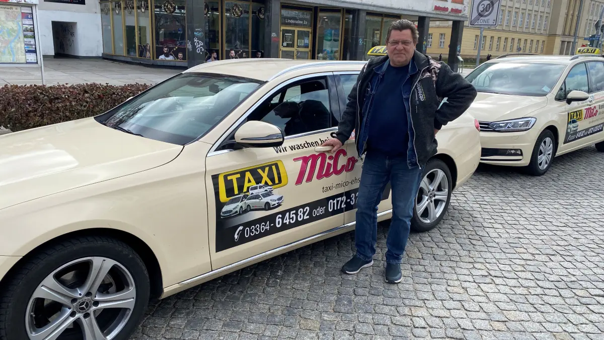 Warten in der Lindenallee in Eisenhüttenstadt regelmäßig auf Fahrgäste: Fahrer Jan Borchmann (vorn) mit seinen Kollegen vom Taxiunternehmen Mico