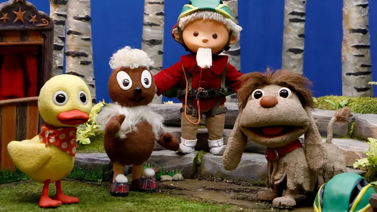 „Unser Sandmännchen“: Hund Moppi wird 50: ARCHIV - 28.04.2022, Berlin: Die Figuren Schnatterinchen (l-r), Pittiplatsch, Sandmann und Moppi stehen in einer Filmkulisse für die Produktion von «Sandmann»-Folgen. (zu dpa: «Hund Moppi aus dem «Sandmännchen» wird 50») Foto: Carsten Koall/dpa +++ dpa-Bildfunk +++