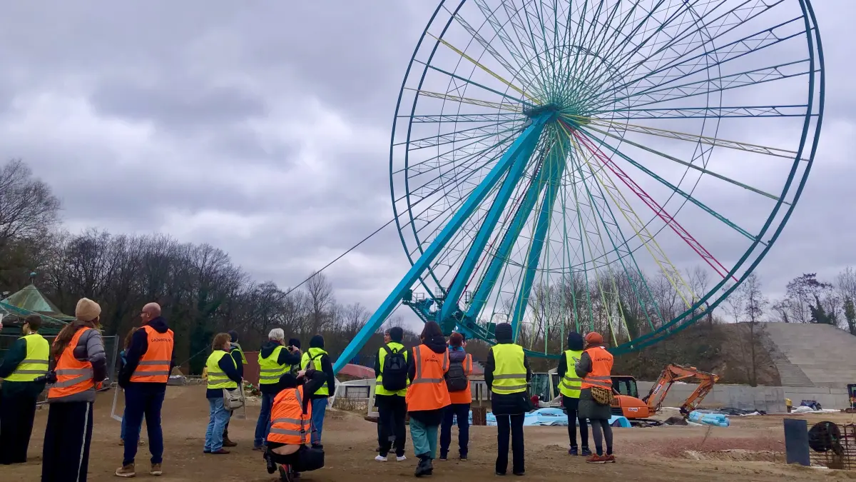 Es geht voran: Das grunderneuerte, 40 Meter hohe Riesenrad steht im Jahr vor der geplanten Park-Wiedereröffnung bereits wieder, nur die Gondeln fehlen noch. Die Stadt Berlin hat damit eines der Wahrzeichen ihrer Skyline zurückbekommen.