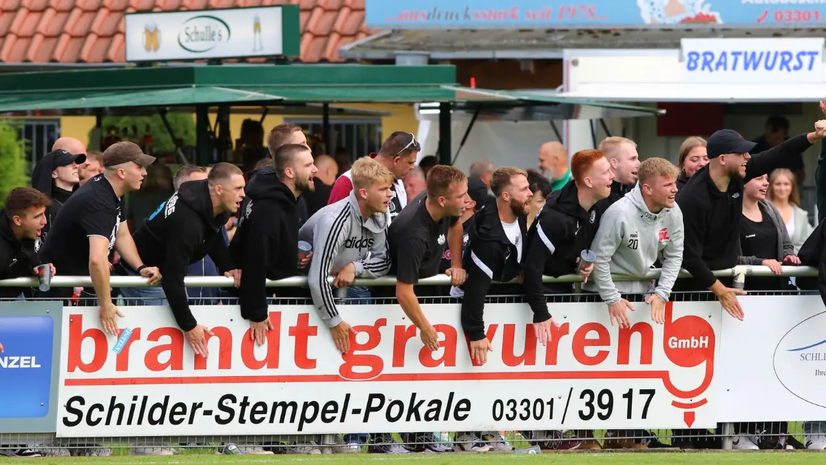Stimmung hinter der Bande: So nah wie in der Elgora-Arena sind die Fans den Spielern kaum woanders. Laut wird es vor allem hinterm Osttor, erst recht, wenn TuS den Treffer erzielt.