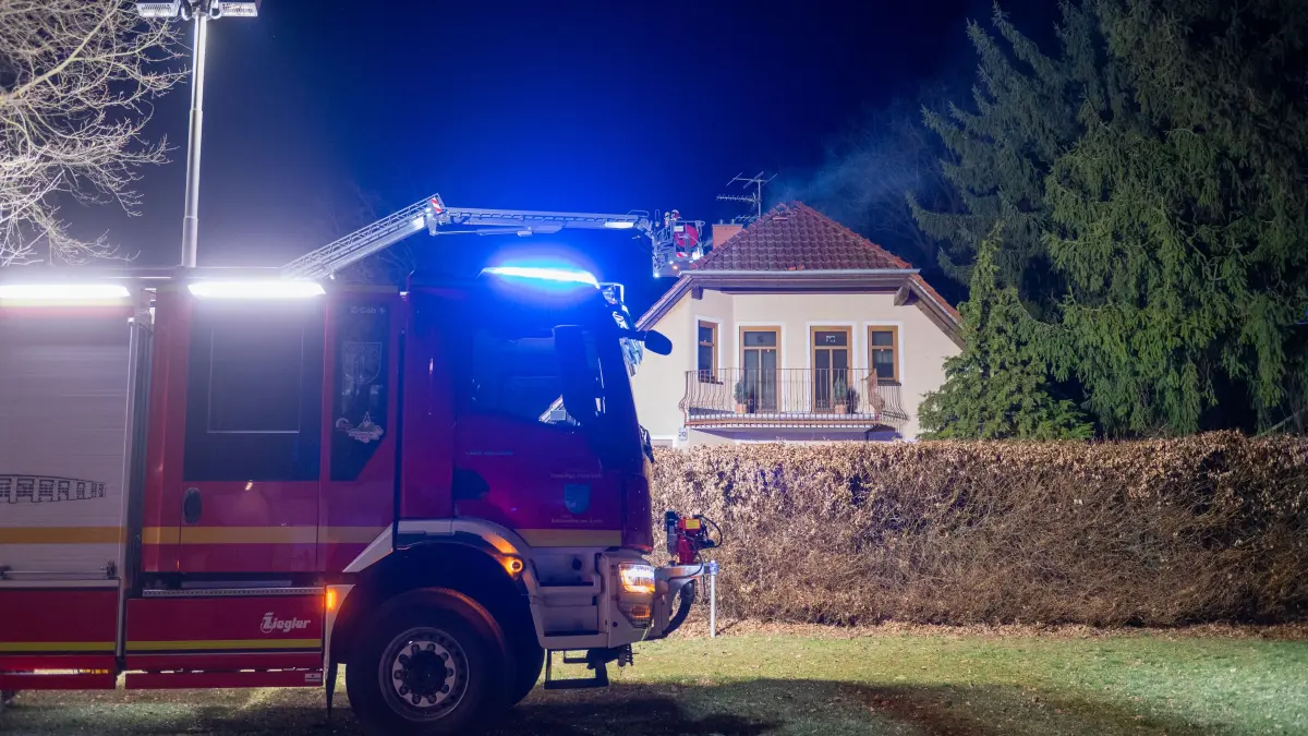 Die Feuerwehr bekämpfte den Dachstuhlbrand in der Schillerstraße in Schöneiche bis in die Nachtstunden mit einem Großaufgebot.