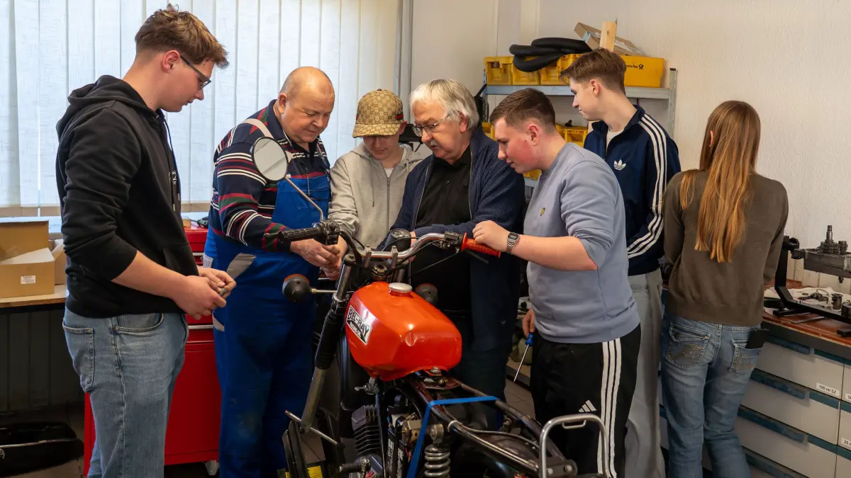 Simson Werkstatt: Die Schwedter Simson-Moped-AG bekommt Unterstützung. Gleich mehere Sponsoren machten gemeinsame Sache und greifen den jungen Zweirad-Schraubern auch finanziell unter die Arme.