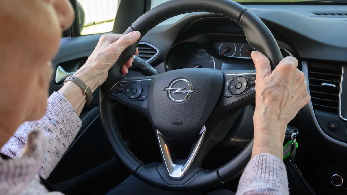 Autofahren im Alter: ARCHIV - 09.05.2023, Niedersachsen, Burgdorf: Eine ältere Autofahrerin sitzt am Steuer. (zu dpa: «Unfälle mit Senioren entfachen Debatte um Fahrtüchtigkeit») Foto: Julian Stratenschulte/dpa +++ dpa-Bildfunk +++