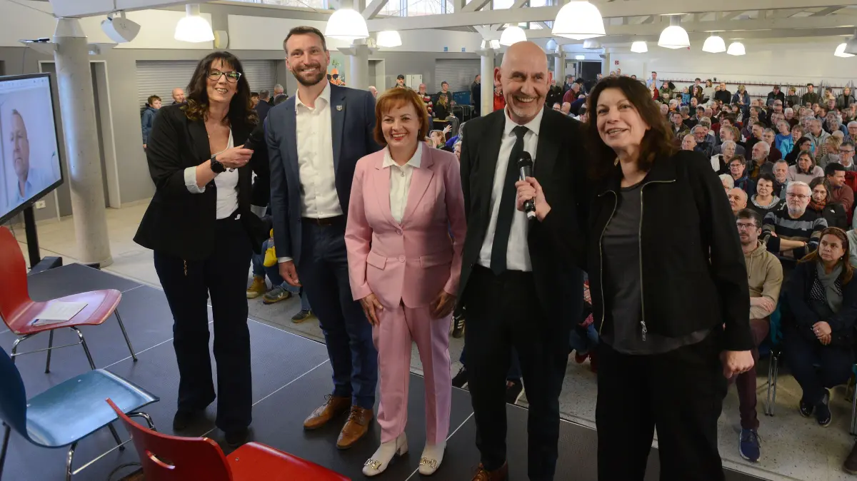 Beim MOZ-Talk zur Bürgermeisterwahl in Panketal standen die Kandidaten Maximilian Wonke (SPD, 2.v.l.), Christiane Herrmann (BVB/Freie Wähler, Mitte) und Michael Giese (parteilos, 2.v.r.) den Moderatorinnen Britta Gallrein (l.) und Berit Schwarz (r.) Rede und Antwort. Steffen John (AfD) wurde per Videochat zugeschaltet. 27.3.26