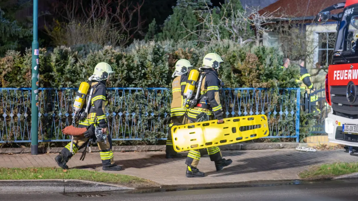 Einsatzkräfte unter Atemschutz konnten den Bewohner retten.
