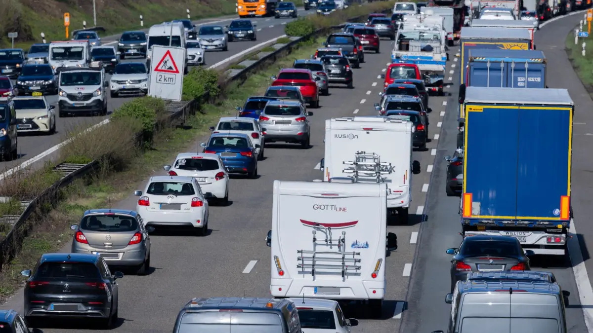 Reiseverkehr vor Ostern - Nordrhein-Westfalen: 27.03.2026, Nordrhein-Westfalen, Köln: Der Verkehr staut sich auf der Autobahn 1 vor dem Autobahnkreuz Leverkusen. Nach dem letzten Schultag vor den Osterferien fahren viele Familien in den Urlaub. Foto: Rolf Vennenbernd/dpa +++ dpa-Bildfunk +++