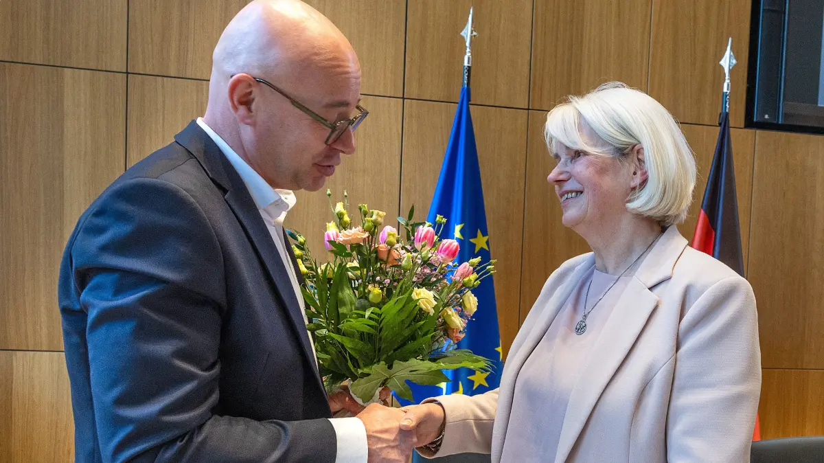 OB Axel Strasser (l.) bei der Verabschiedung von Kämmerin Corinna Schubert am Donnerstag (26.3.). Einen Nachfolger für die Amtsleiterin gibt es noch nicht - die Nachbesetzung am späteren Abend in der Sitzung scheiterte.