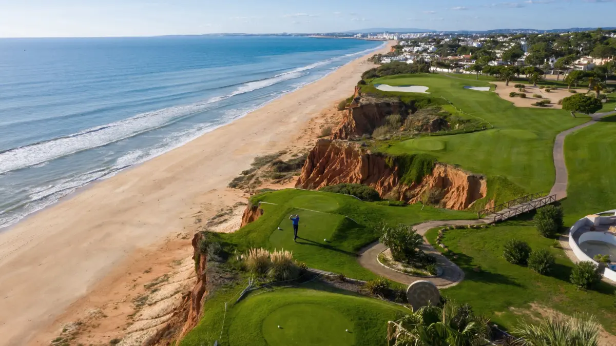 Vale do Lobo Royal Golf Course. Die Bahn 16, ein Par 3, ist sicherlich eine der spektakulärsten an der Algarve überhaupt.