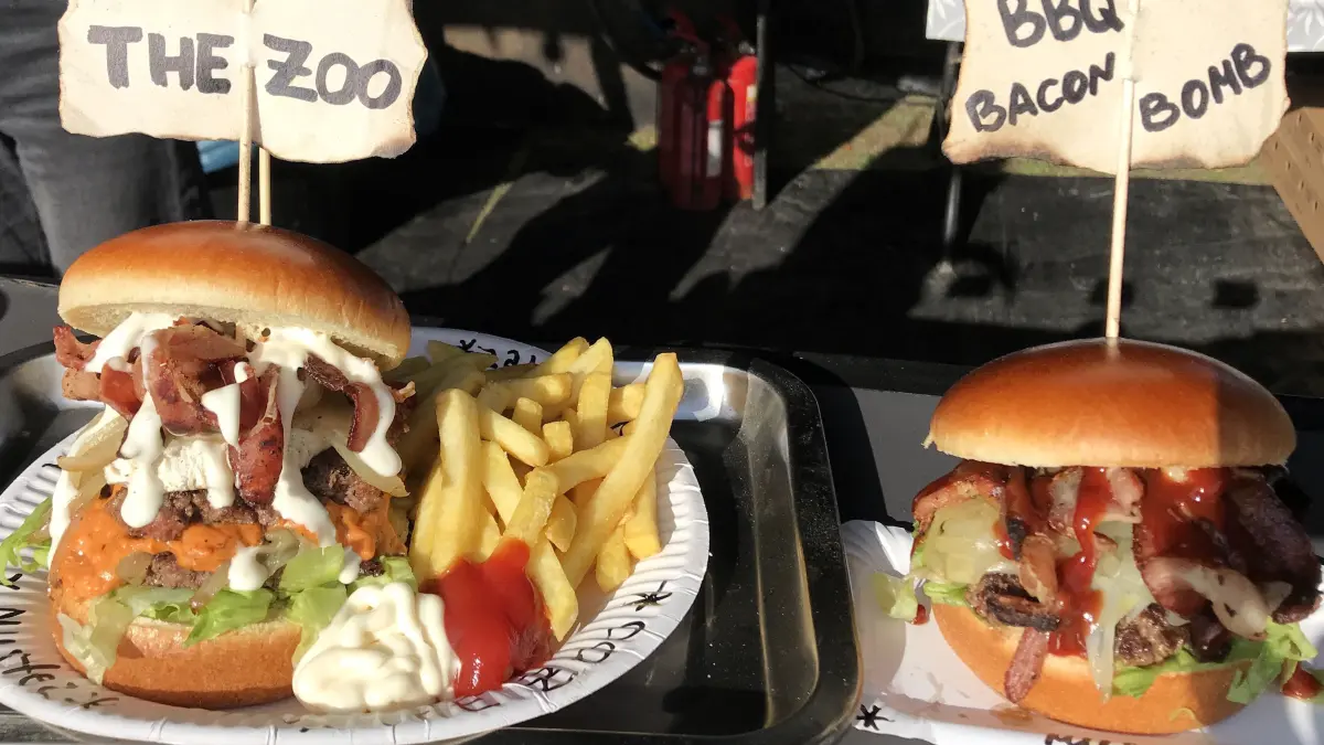 Eisenhüttenstadt. Street Food Festival auf dem Inselvorplatz. Burger mit Lamm, Rindfleisch und Känguru. 27.03.2026 Foto: Frank Groneberg