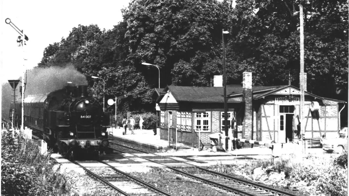 Das alte Bahnhofhäuschen am Bahnhof Fangschleuse um 1961.