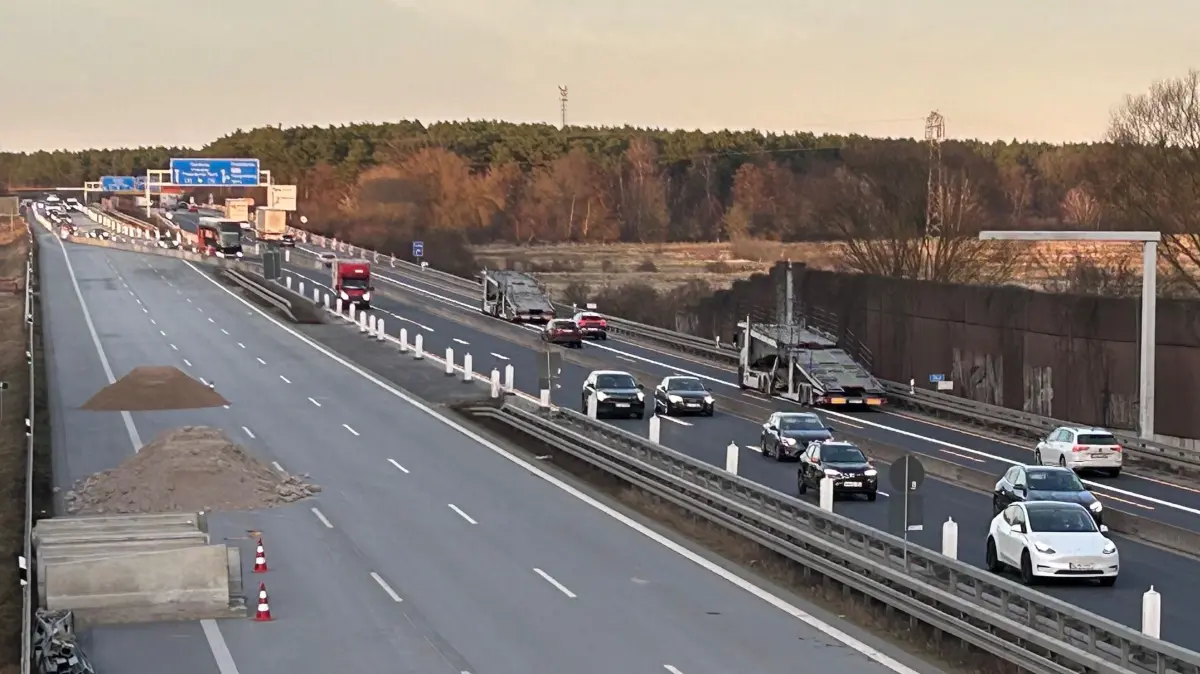 Bauarbeiten auf Autobahn A10 zwischen Freienbrink bei Tesla und Dreieck Spreeau.