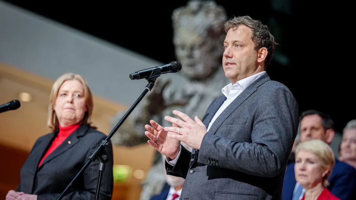 Sondersitzung des SPD-Präsidiums zur Reformagenda: 27.03.2026, Berlin: Bärbel Bas (SPD), Bundesministerin für Arbeit und Soziales und SPD-Parteivorsitzende, und Lars Klingbeil (SPD), Bundesminister der Finanzen, Vizekanzler und SPD-Bundesvorsitzender, geben vor dem SPD-Präsidium nach einer Sondersitzung zur Reformagenda der Partei im Willy-Brandt-Haus eine Pressekonferenz. Foto: Kay Nietfeld/dpa +++ dpa-Bildfunk +++
