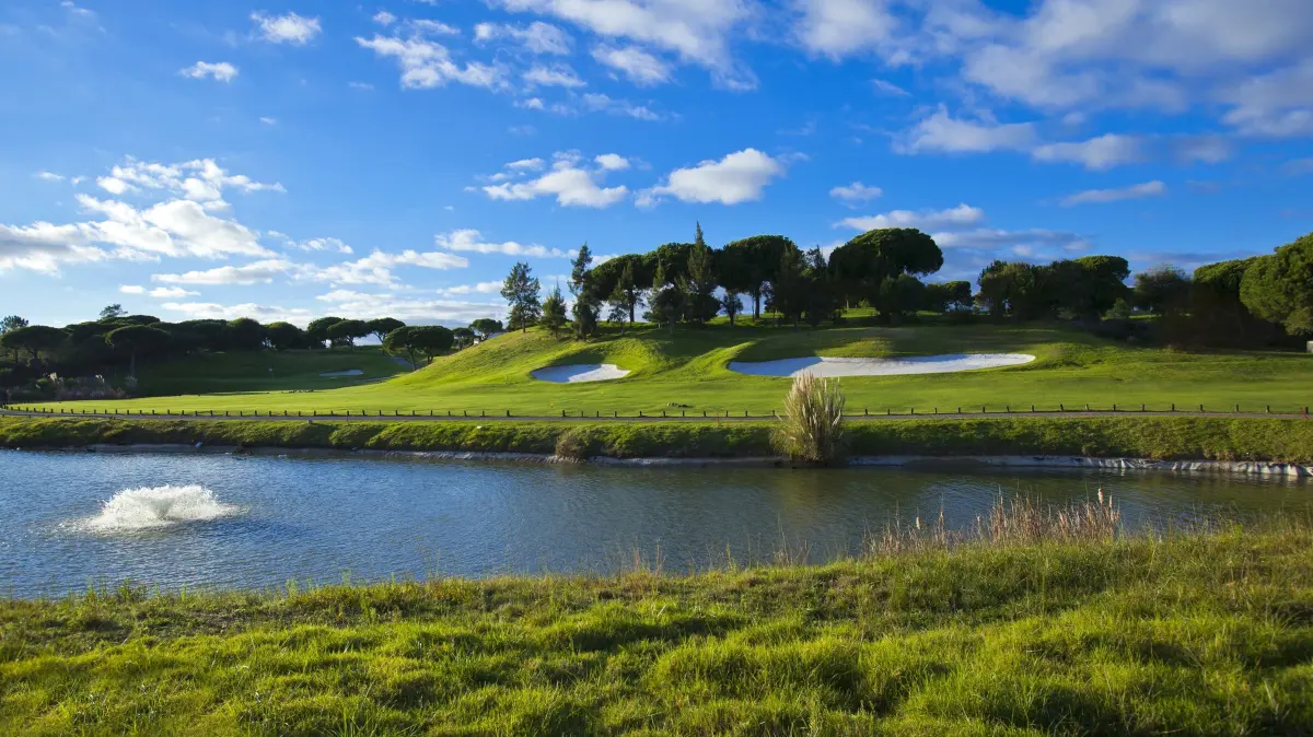 Vale do Lobo Royal Golf Course. Auch abseits des Meeres ist jede Menge Wasser im Spiel.
