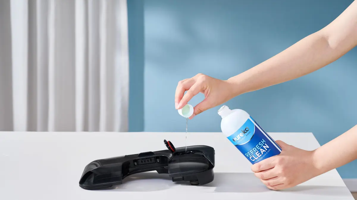 Eureka FloorShine460. Der Frischwassertank im Bodenteil wird durch einen separaten Vorratsbehälter für Reinigungsflüssigkeit ergänzt.