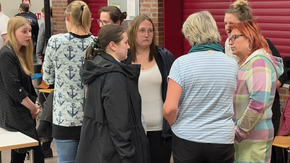 Eltern, deren Kinder in der Kita Wirbelwind in Strausberg-Vorstadt betreut werden, beraten sich am Rande der SSV am 26.3. mit der Ex-Landtagsabgeordeten Lieske (nur Rücken zu sehen)
