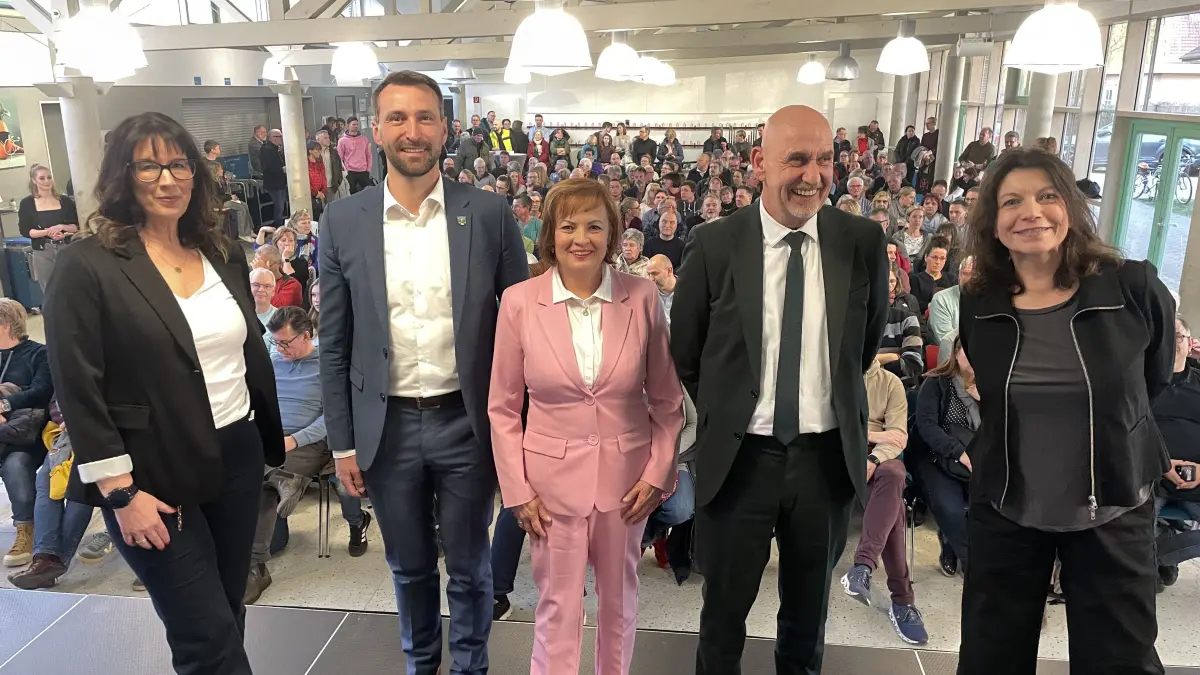 MOZ-Talk zur Bürgermeisterwahl in Panketal mit den Moderatorinnen Britta Gallrein (l.) und Berit Schwarz (r.) sowie den Kandidaten Maximilian Wonke (SPD, 2.v.l.), Christiane Herrmann (BVB/Freie Wähler, Mitte) und Michael Giese (parteilos, 2.v.r.), 27.3.26