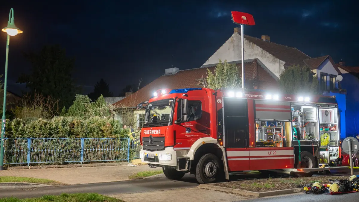 Neu Zittau hat die Feuerwehr einen Bewohner aus einer brennenden Wohnung gerettet. Ein Feuerwehrmann wurde verletzt.