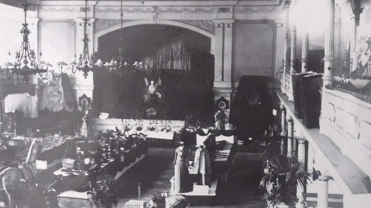 Das Fürstenwalder Gesellschaftshaus am Altstädter Platz 1 war in den 1920er-Jahren ein beliebtes Etablissement mit großen Theater-, Konzert, Ball- und Kino-Veranstaltungen. Das historische Foto zeigt einen der Säle.