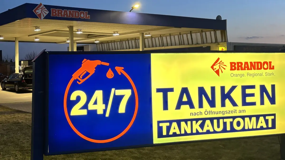 Die Brandol-Tankstelle in Beeskow geht über die Bundesregelung bei Preisanpassungen hinaus.