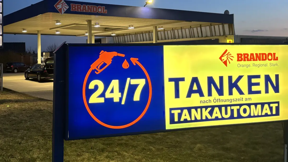 Die Brandol-Tankstelle in Beeskow geht über die Bundesregelung bei Preisanpassungen hinaus.