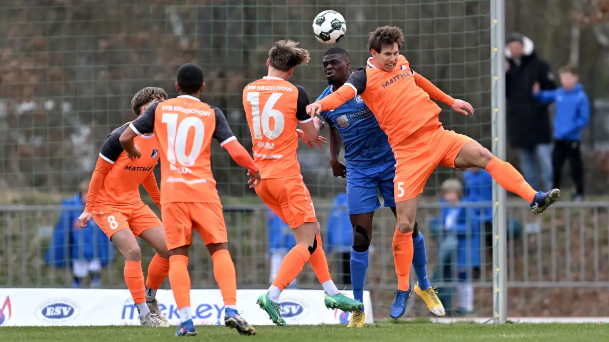 Stahnsdorf , 28.03.2026, Fussball, Landespokal Brandenburg, Halbfinale, RSV Eintracht 1949 Stahnsdorf - VfB 1921 Krieschow,
v.l.: Colin Raak, Miguel Rodrigues, Luca Grimm, Saheed Mustapha, Jannis Fuchs,
Foto: Ottmar Winter