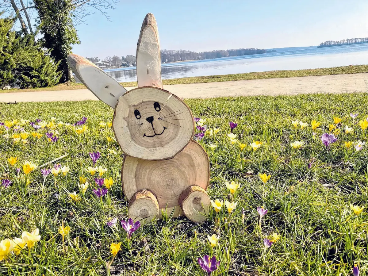 Ostern genießen große und kleine Osterhasen die aufblühende Natur.