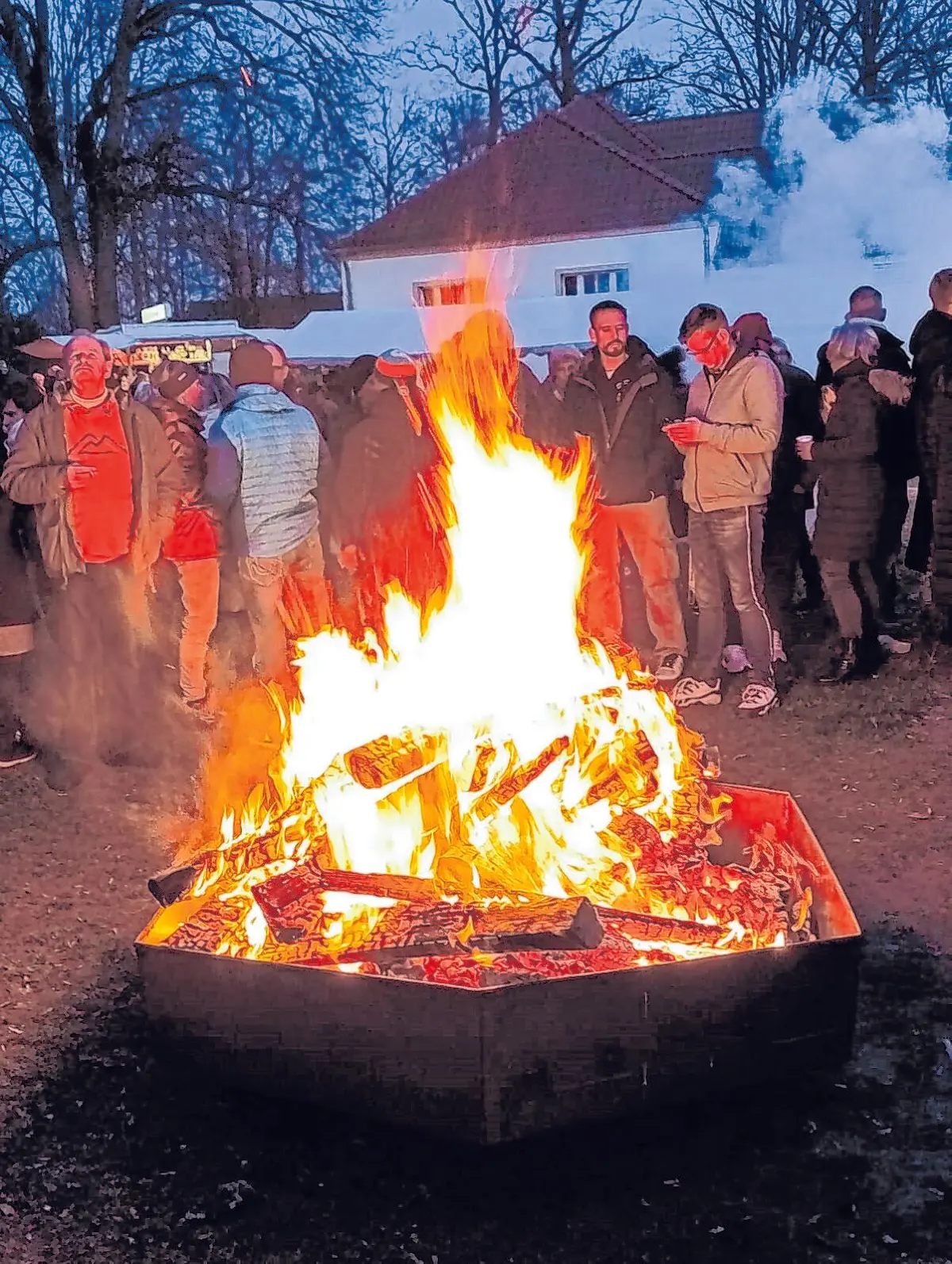 Knistern, Glühen, Funkenflug – das Osterfeuer wird im Schützenpark (Jahnstraße) zum Mittelpunkt des Abends.
