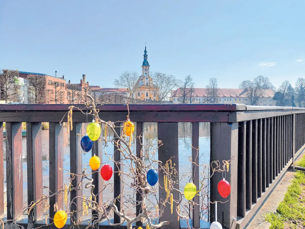 Wenn der Frühling leise anklopft und sich bunte Ostereier im Wasser des Klosterteichs spiegeln, liegt über Neuzelle ein ganz besonderer Zauber. Rund um das Osterfest wird der Ort zu einer kleinen Bühne für Tradition, Begegnung und fröhliches Treiben. Ob bei Veranstaltungen am und im Kloster Neuzelle, auf Märkten in der Umgebung oder bei liebevoll organisierten Aktionen für Familien – überall zeigt sich: Ostern ist hier mehr als ein Datum, es ist ein Gefühl. ⇥Fotos: Gabriele Werner