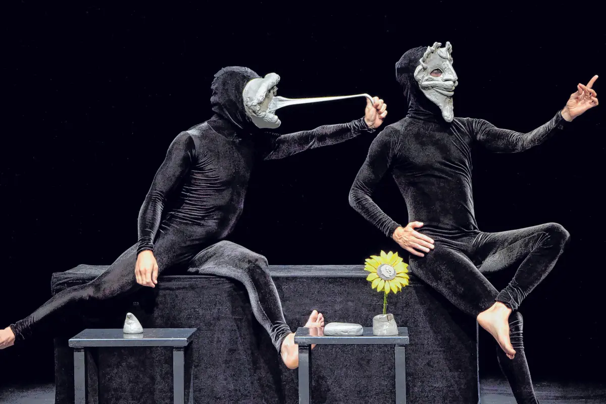 Mit den Lehmmasken hat die Geschichte von Mummenschanz begonnen. Zwei Figuren kneten sich dabei immer wieder neue Gesichter.⇥Foto: Mummenschanz Stiftung Noe Flum