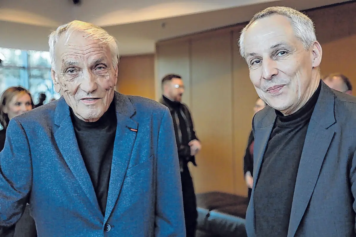 Die Architekten Klaus (l.) und Jörg Springer freuten sich, dass das Gebäude, das sie entworfen haben, zu einem lebendigen Theaterhaus geworden ist.⇥Fotos: Holger Gregor
