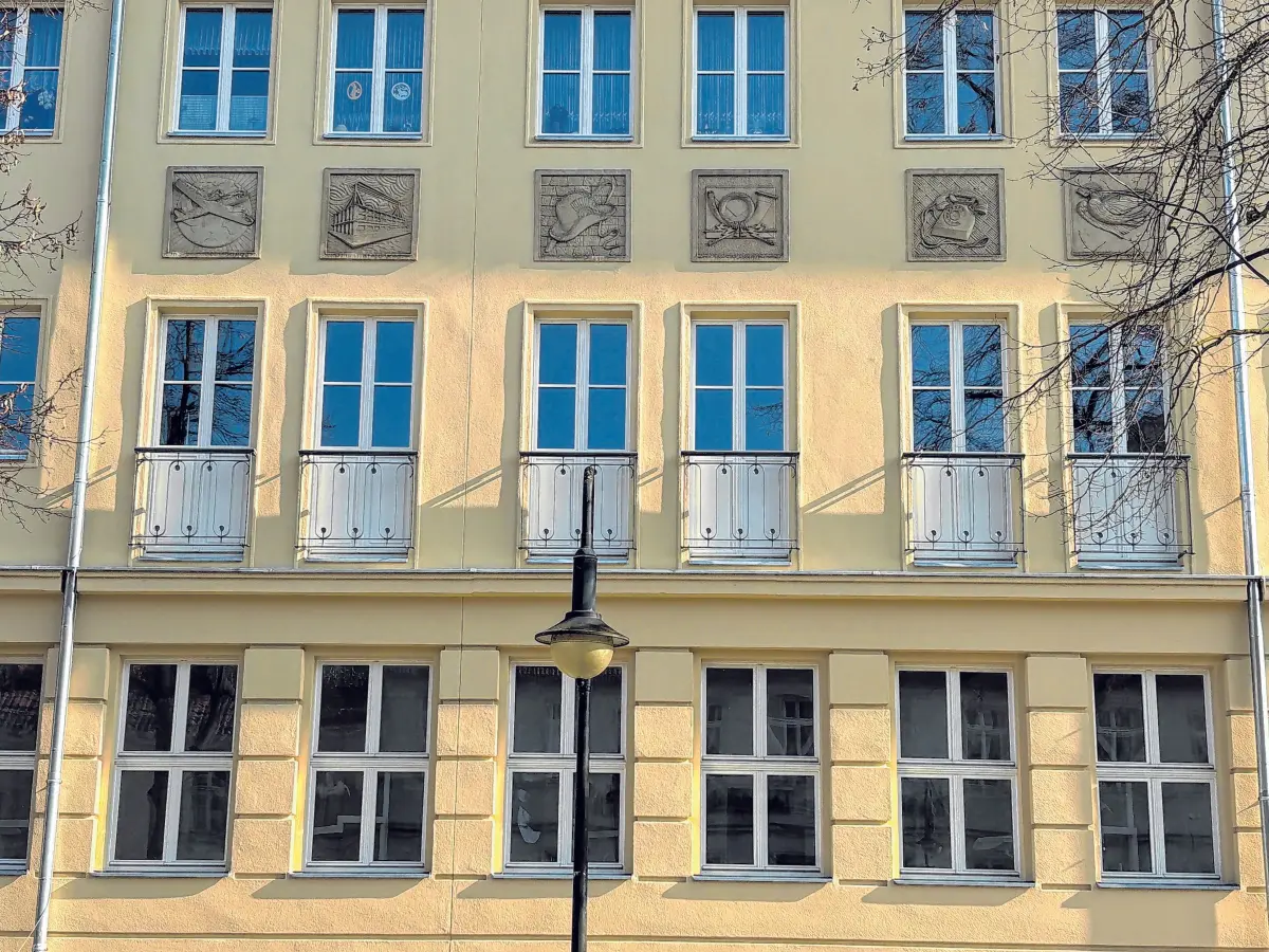 Liebevoll restauriert: die Fassade des alten Postamtes in Bad Freienwalde mit französischen Balkonen, schmiedeeisernem Schmuckgitter und sechs Reliefplatten mit Darstellungen zum Thema Post. Architekten bestätigen, dass das Gebäude stilistisch an die Baukultur der 1930er Jahre anknüpft und in seiner jetzigen Ausprägung typisch für die Architekturentwicklung in den Nachkriegsjahren der ehemaligen DDR sei.